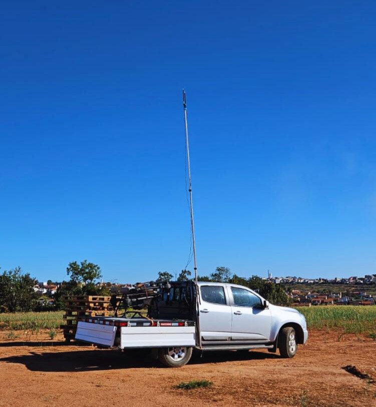 Protótipo do mastro com antena elevada montado na caçamba da caminhonete